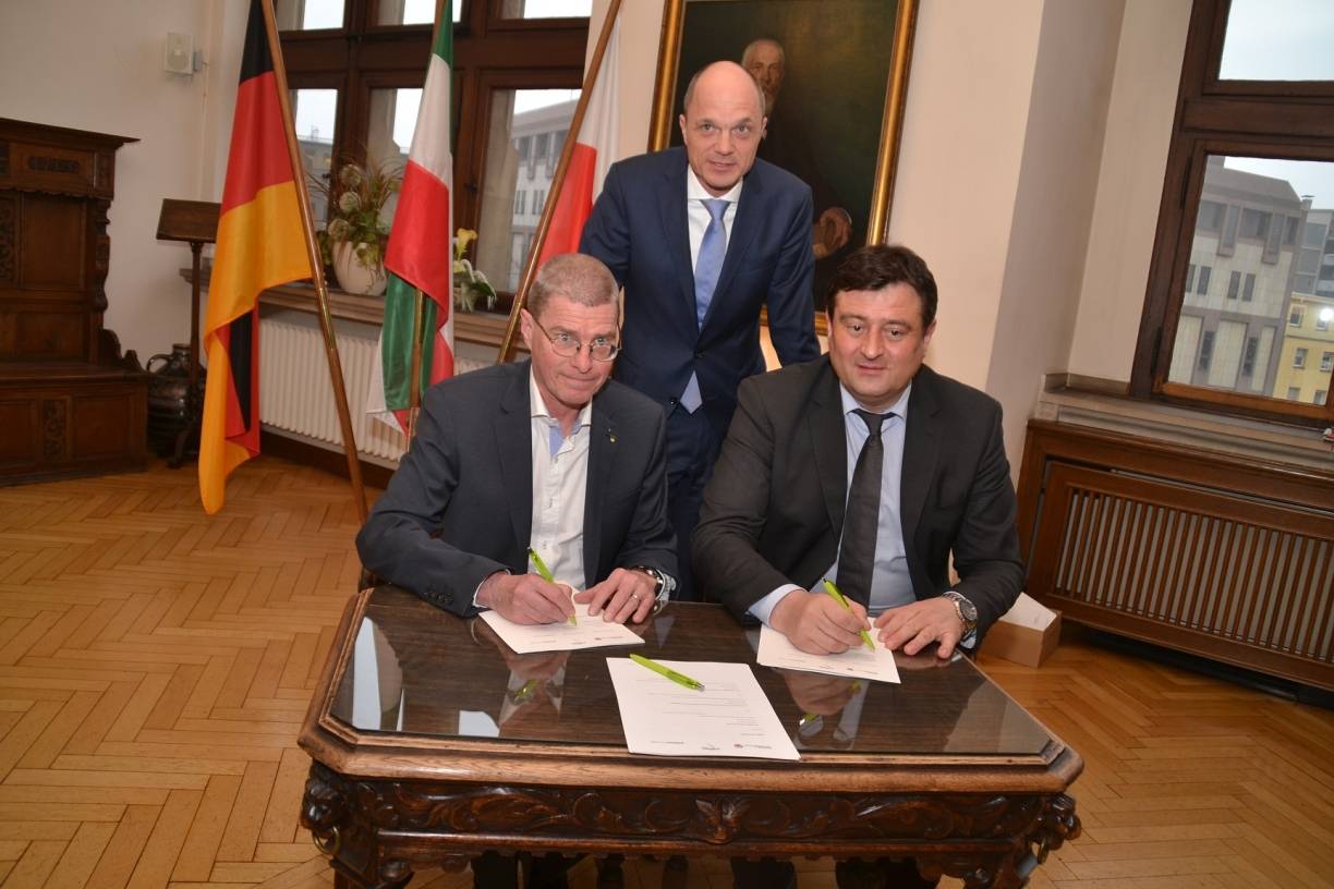  Thomas Krützberg, Markus Warnke und Mathias Richter (v.l.) bei der Unterzeichnung der gemeinsamen Erklärung. 