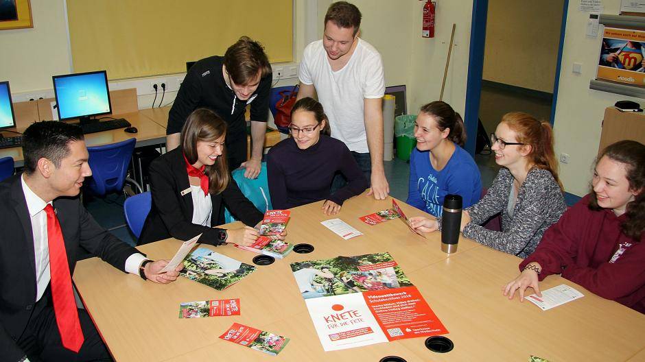 Justin Schnabl und Julia Pilger stellen im Gymnasium Filder Benden die vierte Staffel von ‚Knete für die Fete’ vor. Valentin Linse, Sarah Wehling, Nils Fröhlich, Sarah Löchel, Leonie Hren und Josephine Faasen (v.l.n.r.) sind begeistert und haben bereits Ideen für ein cooles Video.