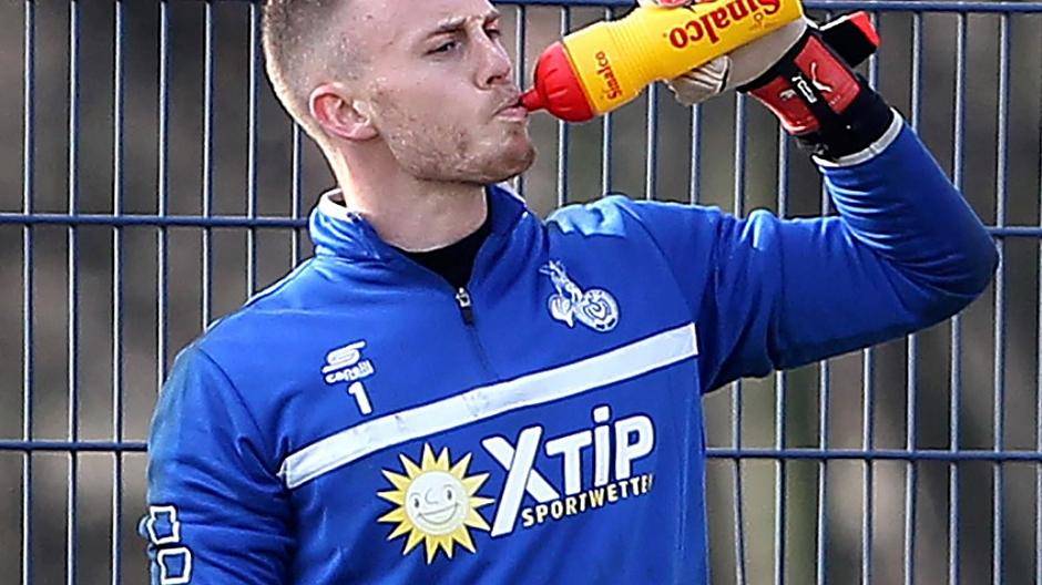  Mark Flekken trainierte mit neuer Trinkflasche.  