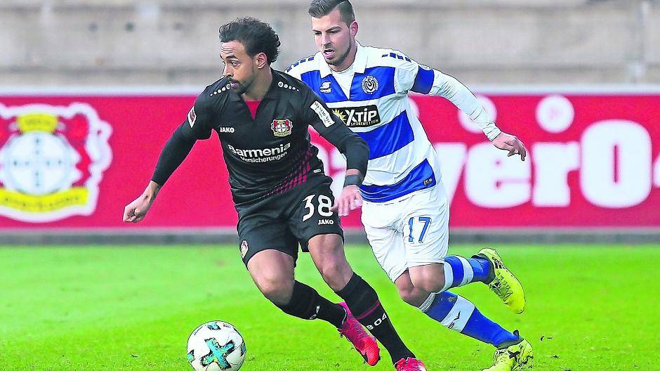 Karim Bellarabi und Kevin Wolze im Duell beim Testspiel von Bayer Leverkusen und dem MSV Duisburg.