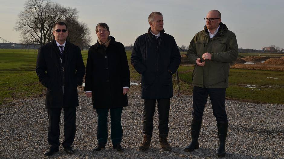  Wirtschaftsbetriebe-Vorstand Uwe Linsen, Bundesumweltministerin Barbara Hendricks, NRW-Umweltminister Johannes Remmel und Oberbürgermeister Sören Link beim Ortstermin auf dem Deich bei Mündelheim. 