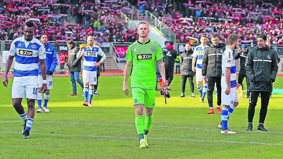  Nach dem Abpfiff in Nürnberg: Ilia Gruev diskutiert mit Kevin Wolze, Keeper Mark Flekken ist sichtlich bedient. 