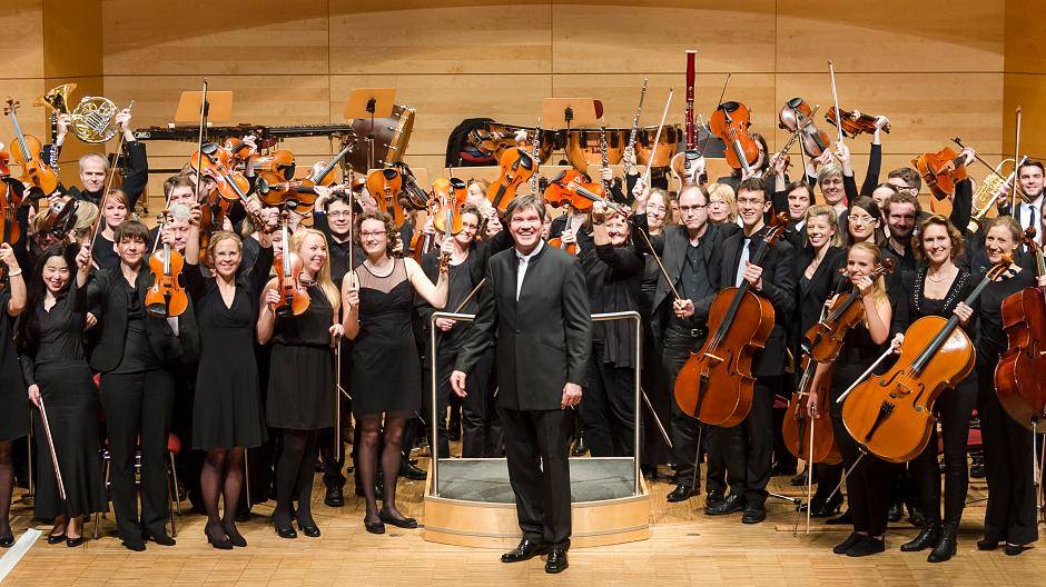 Die Leitung hat Oliver Leo Schmidt.