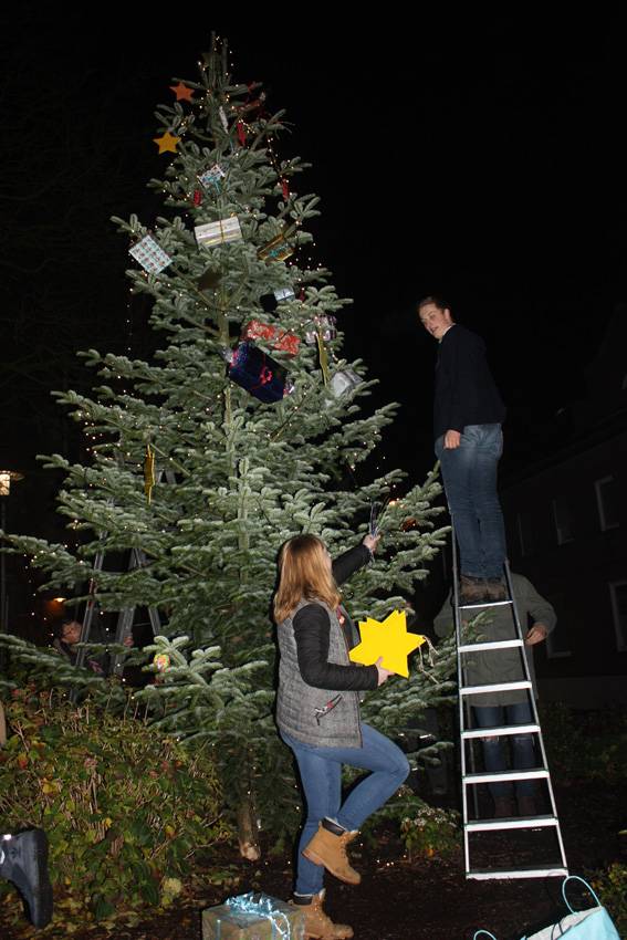  Der Pfadfinderstamm „Noah“ stellt traditionell am ersten Adventwochenende in der Gemeinde St. Anna in Nettetal-Schaag den Weihnachtsbaum auf. 