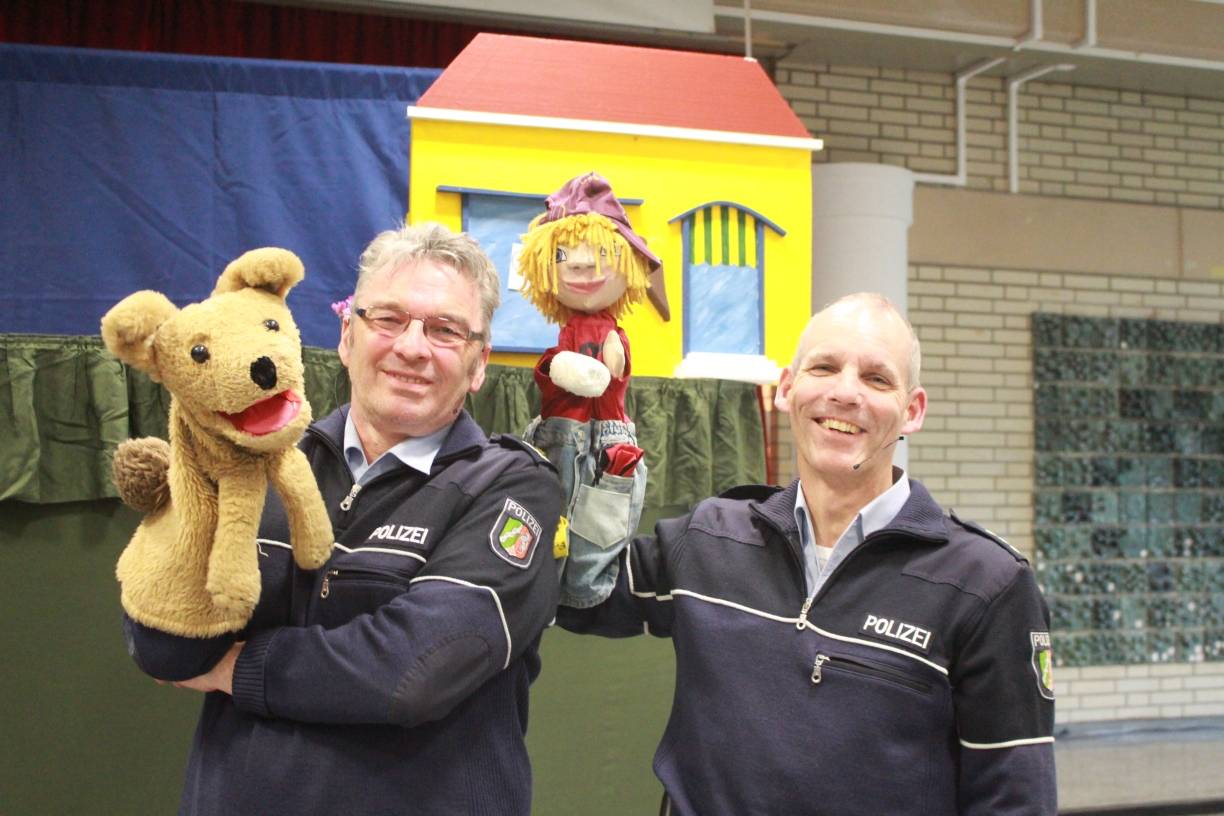Spaß mit Hintersinn: Die Polizisten Gottfried Wolters (l.) und Helmut Bott führen mit ihren Handpuppen Felix und Kevin den Grundschulkindern vor, wie man sich im Straßenverkehr richtig verhält. Die Kulissen ihres kleinen Theaters haben sie selbst gebaut.