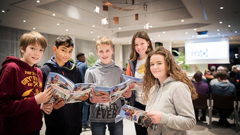 Jasper Göbel (13), Christo Reuther (13), Jonah Buckermann (13), Vicky Prangen (13) und Jule Möllenhoff (13) (v.l.n.r.) informierten sich in der Kundenhalle der Sparkasse am Niederrhein über Sprachreisen, die das Kreditinstitut bereits seit über zwölf Jahren fördert.