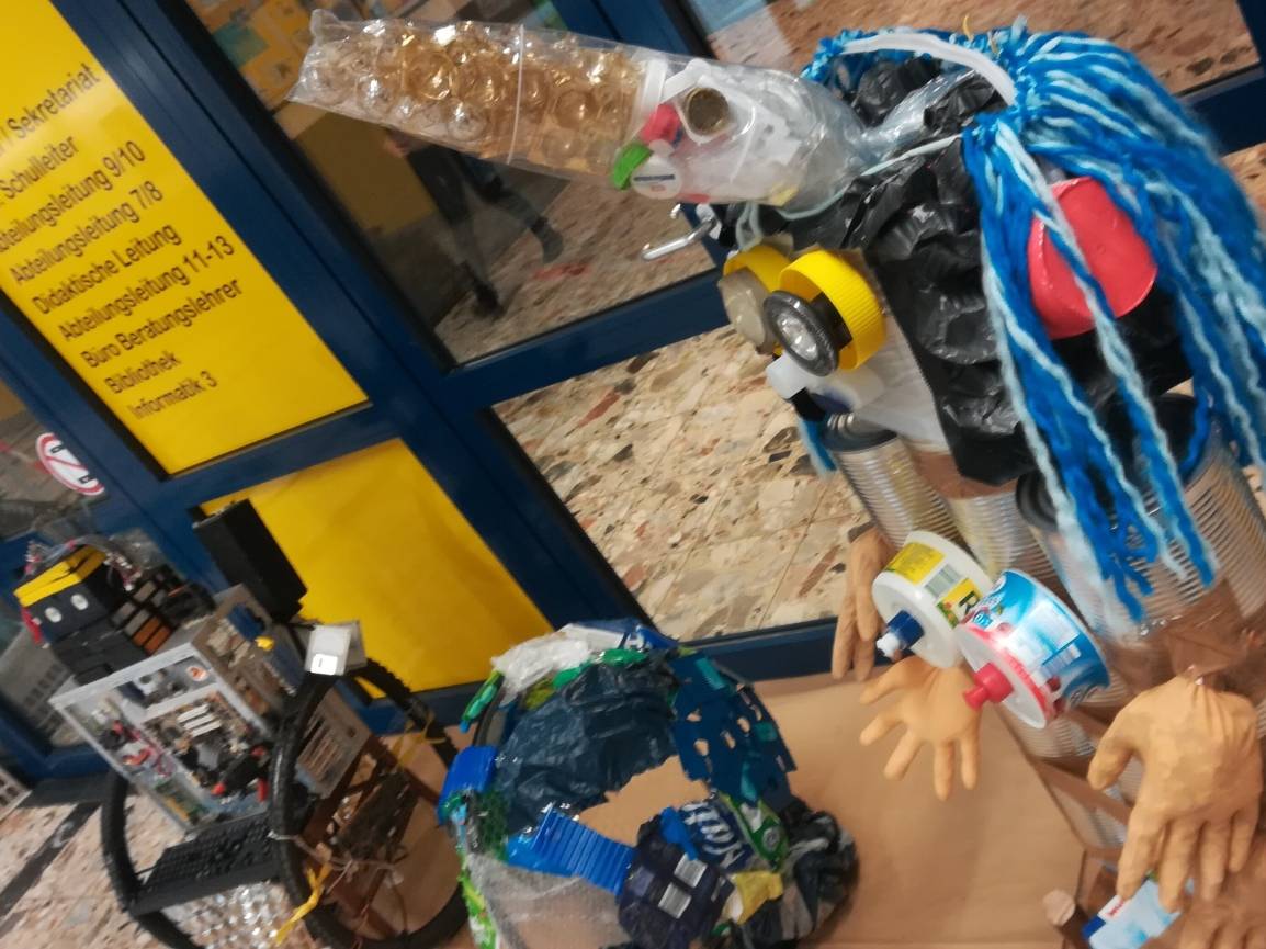  Skurrile Skulpturen aus Abfall und Schrott nehmen derzeit Besucher der EBGS in Empfang. 