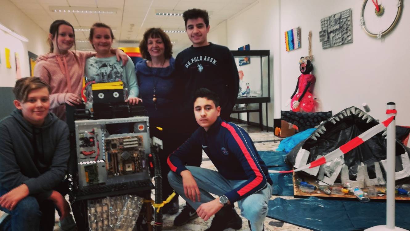  Elia-Andre Bredau, Annika Otto, Malina Benninghoff, Kunstlehrerin Jutta Wittchen, Abdulgani Büyük, und Younes Jabari (v.l.) präsentieren ihr Kunstprojekt zum Thema Mülltrennung. 