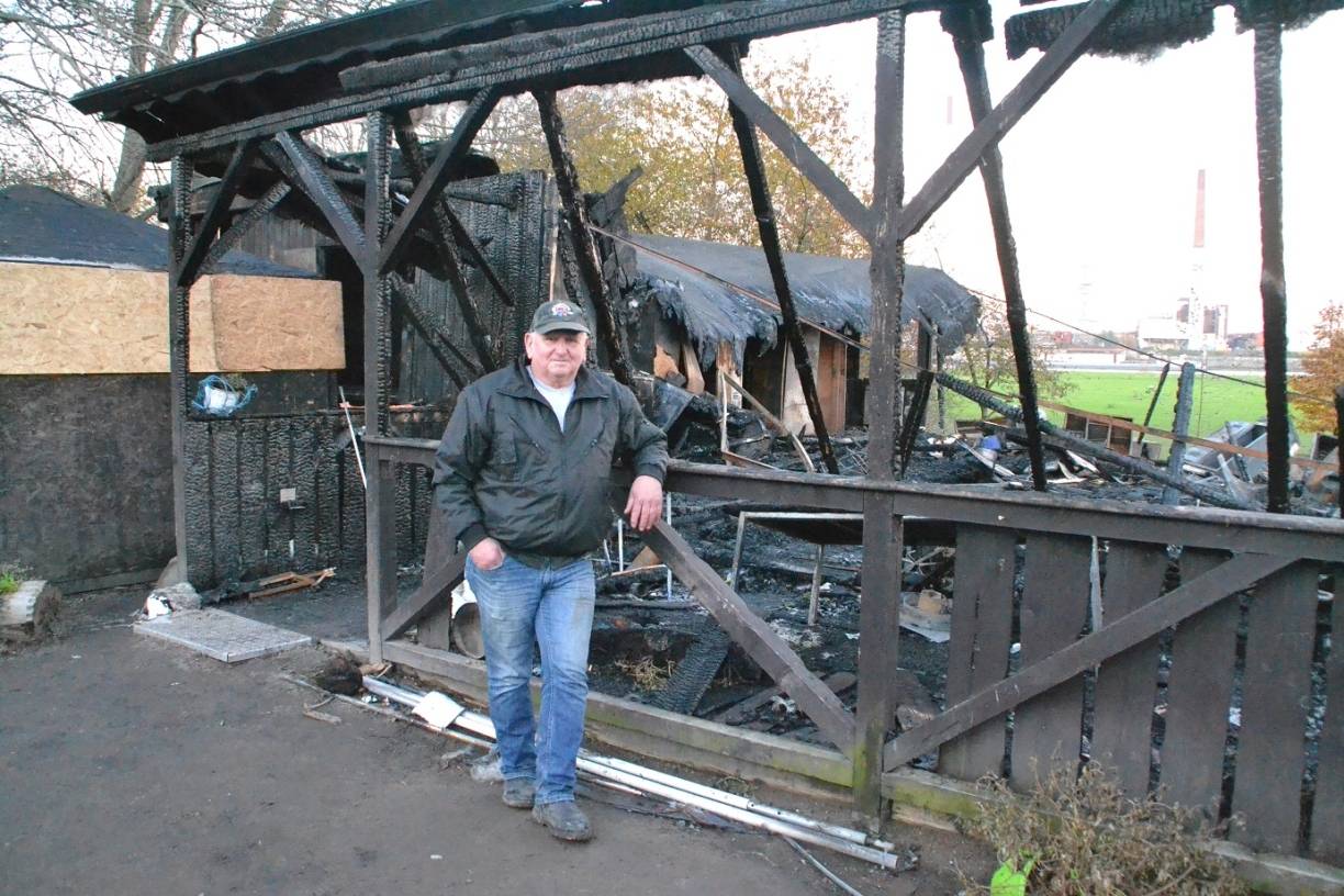  Hans Zolopa einen Tag nach dem Brand an den Überresten des Wirtschaftsgebäudes. 