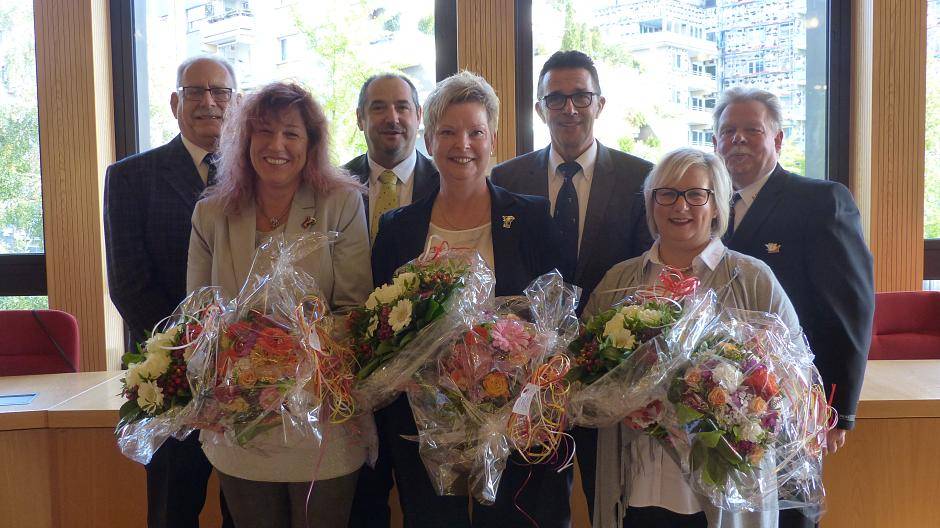 Im Mittelpunkt der diesjährigen Session steht das Dreigestirn Andrea Bengs als Prinz Andrea I. (vorne mitte), Kathrin Fabricius-Sudmann als Jungfrau Kathrin I. (vorne links) und Sabine Strahl als Bauer Sabine I. (vorne rechts), die sich gemeinsam mit (hintere Reihe v.l.n.r.) KaKo-Präsident Hans-Peter Peißer, Michael Raskopf, Vizepräsident vom Festausschuss, Bürgermeister Christoph Landscheidt und KKV-Präsident Armin Linsinger auf die kommende Session freuen. 