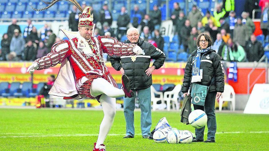 Da hat er Spaß, der Prinz: Duisburgs närrischer Regent Udo I. durfte in der Halbzeitpause vom Elfmeterpunkt ran - und machte seine Sache ziemlich gut...