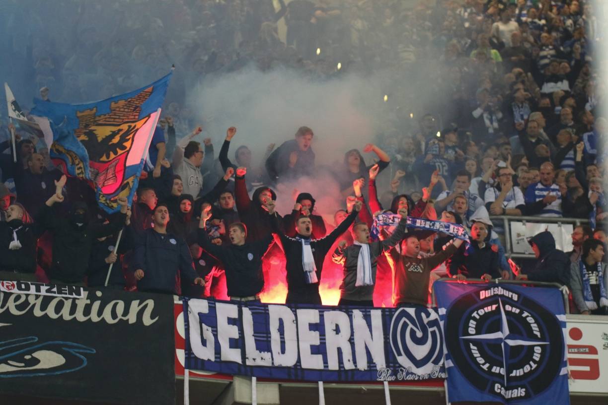 Pyro-Wahnsinn: In der ersten Halbzeit brannte es unaufhörlich im MSV-Block.