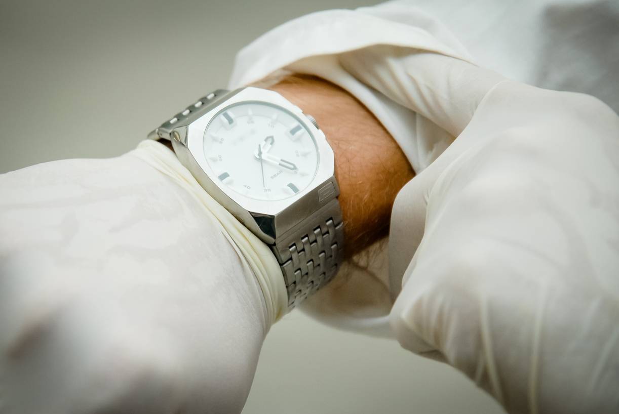  Ist es wirklich schon so spät? Für viele Beschäftigte wie hier in der Ernährungsindustrie sind ungewöhnliche Arbeitszeiten keine Ausnahme. Mit Blick auf die GroKo-Verhandlungen in Berlin warnt die NGG jedoch vor einer Aufweichung des Arbeitszeitgesetzes. 