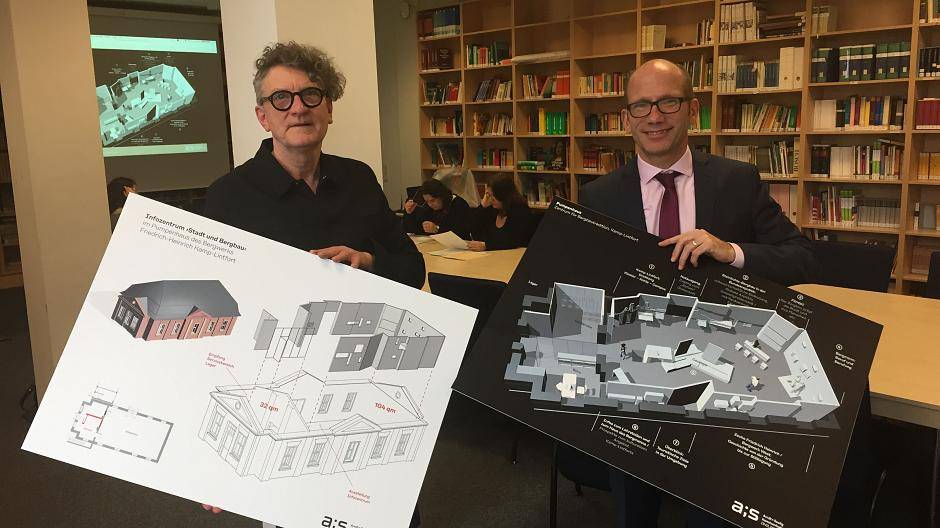  Klaus Seelig von der Agentur „Arndt + Seelig Kommunikationsdesign“ (links) und Kulturdezernent Dr. Christoph Müllmann präsentieren Ansichten des zukünftigen Bergbauzentrums aus der Präsentation. 