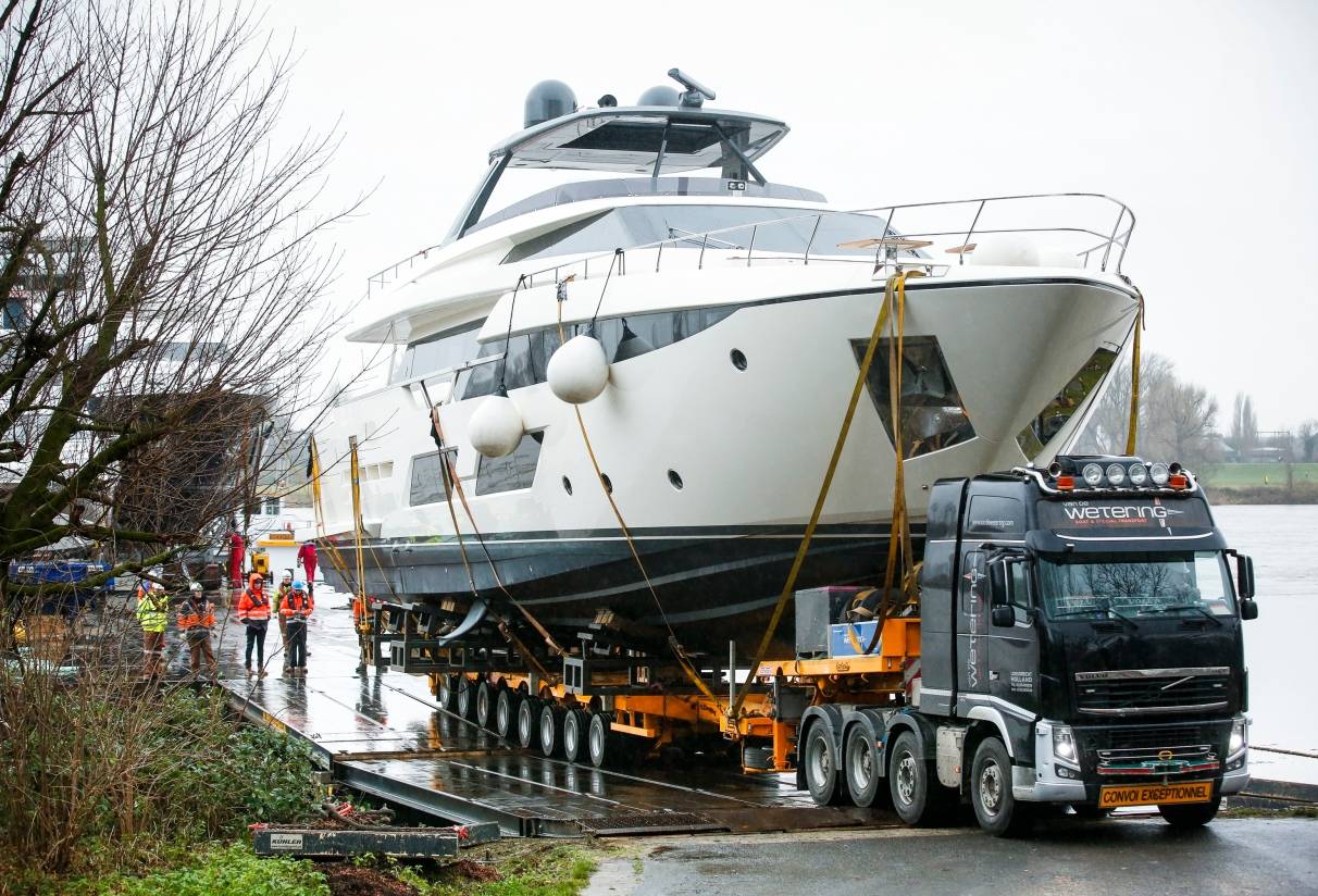  Das Jahr ist noch jung und schon zeigen die boot Düsseldorf, die Hersteller der Luxusyachten sowie die Transport- und Logistikunternehmen wie spektakulär die Anreise zur größten Wassersportmesse der Welt ist. Die Homberger Bootsbauer reisen sicherlich bescheidener an. 