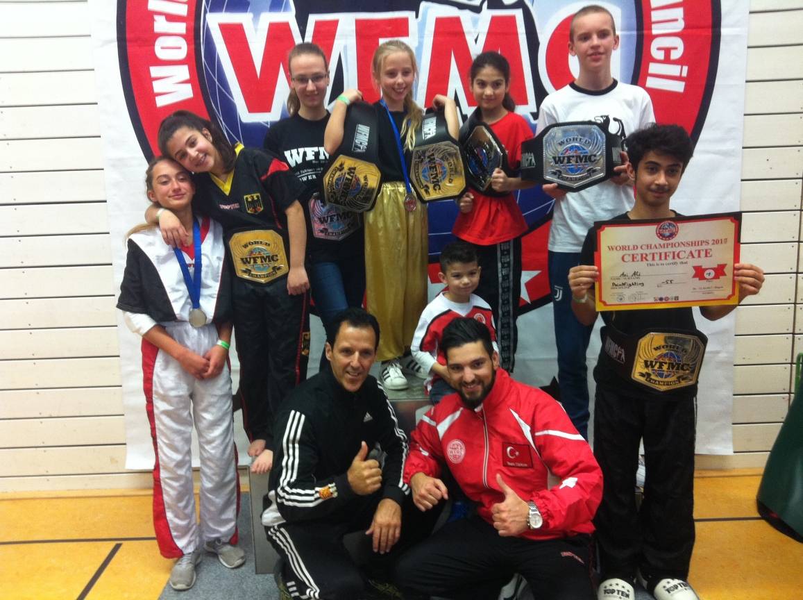  Das erfolgreiche Rheinhauser Kampfsport-Team mit seinen Weltmeister-Trophäen. 