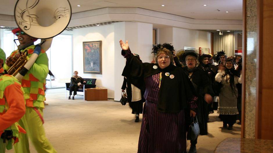 Altweiber in der Hauptgeschäftsstelle der Sparkasse am Niederrhein: Obermöhne Brigitte...