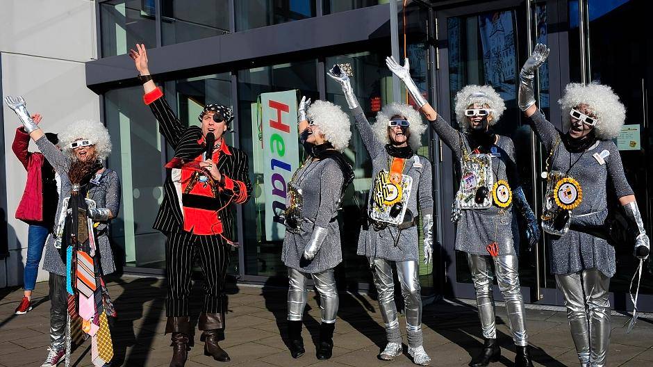 Der Moerser Bürgermeister Christoph Fleischhauer als Pirat und die Rathaus-Möhnen...