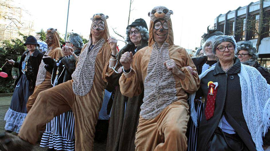 Zum Staunen der Möhnen standen vor ihnen nicht drei Herren, sondern drei ausgewachsenen...