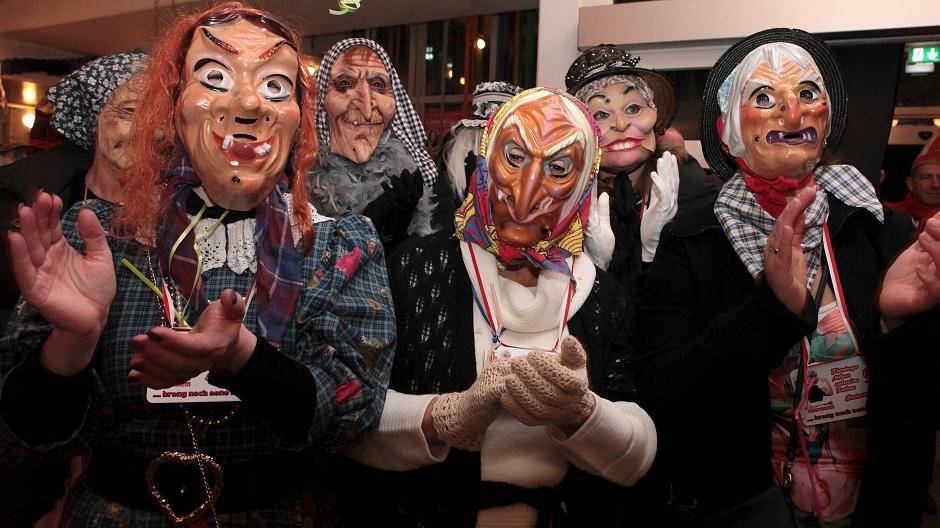 In Rheinberg brannten die jecken Frauen darauf, Bürgermeister Frank Tatzel zu...