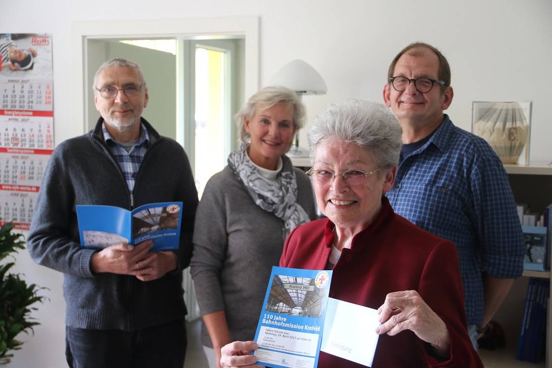  Ehrenamtler-Koordinatorin Annelie Plümer (vorne) mit (v.l.): Ehrenamtler Edgar Sonnenschein, Ellen Weinebrod (Diakonie) und Bernd Reefschläger (Diakonie).  