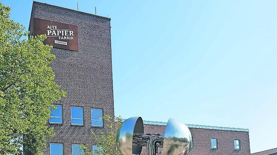  An der Alten Papierfabrik tut sich was: Jetzt wurde eine Plastik des Künstlers Wolfgang Göddertz enthüllt. 