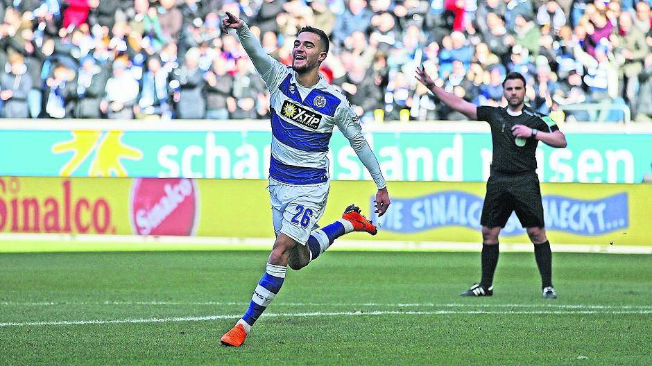  Ahmet Engin dreht nach seinem Treffer zum 1:0 jubelnd ab. Im Hintergrund Unglücksrabe Johann Pfeifer. 