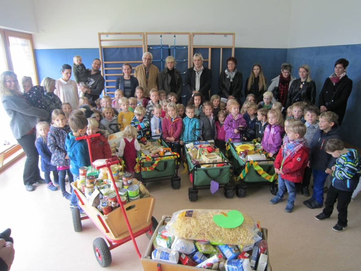  Die fleißigen Sammler hatten allen Grund stolz zu sein, auf ihre gesammelten Nahrungsmittel, die nun Bedürftigen zugute kommen. 