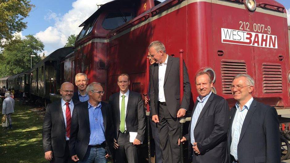  Mit einer klassischen Diesellokomotive der Baureihe 212 gab’s den „Wiederbelebungsversuch“ der Ratinger Weststrecke. Zweiter von rechts: Duisburgs Planungsdezernent Carsten Tum. 