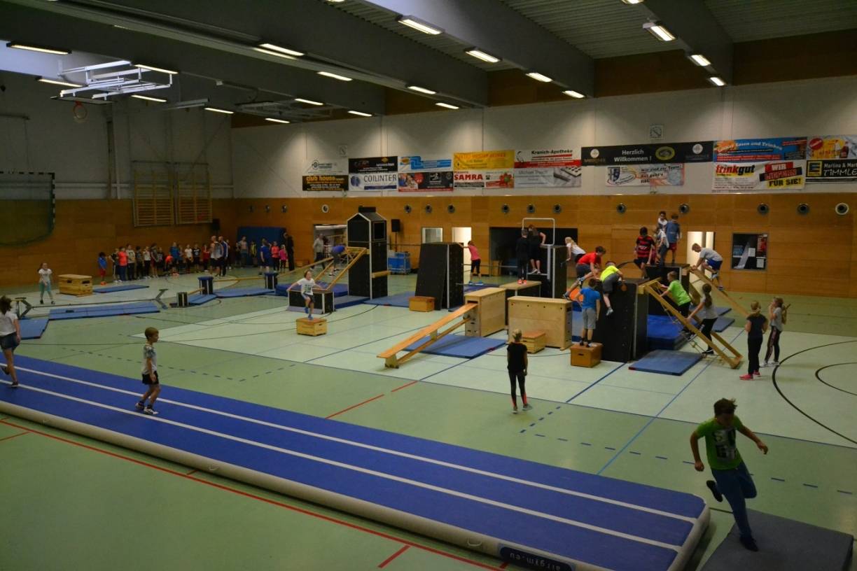 Die Sporthalle am AEG wurde zum Hindernis-Parcours. Unter Anleitung und mit Hilfestellung mussten sich die Fünfklässler möglichst schnell und effektiv durch den Parcours bewegen.
