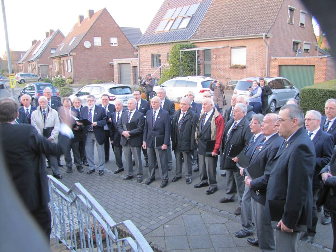 Ein Geburtstagsständchen für den Chorleiter