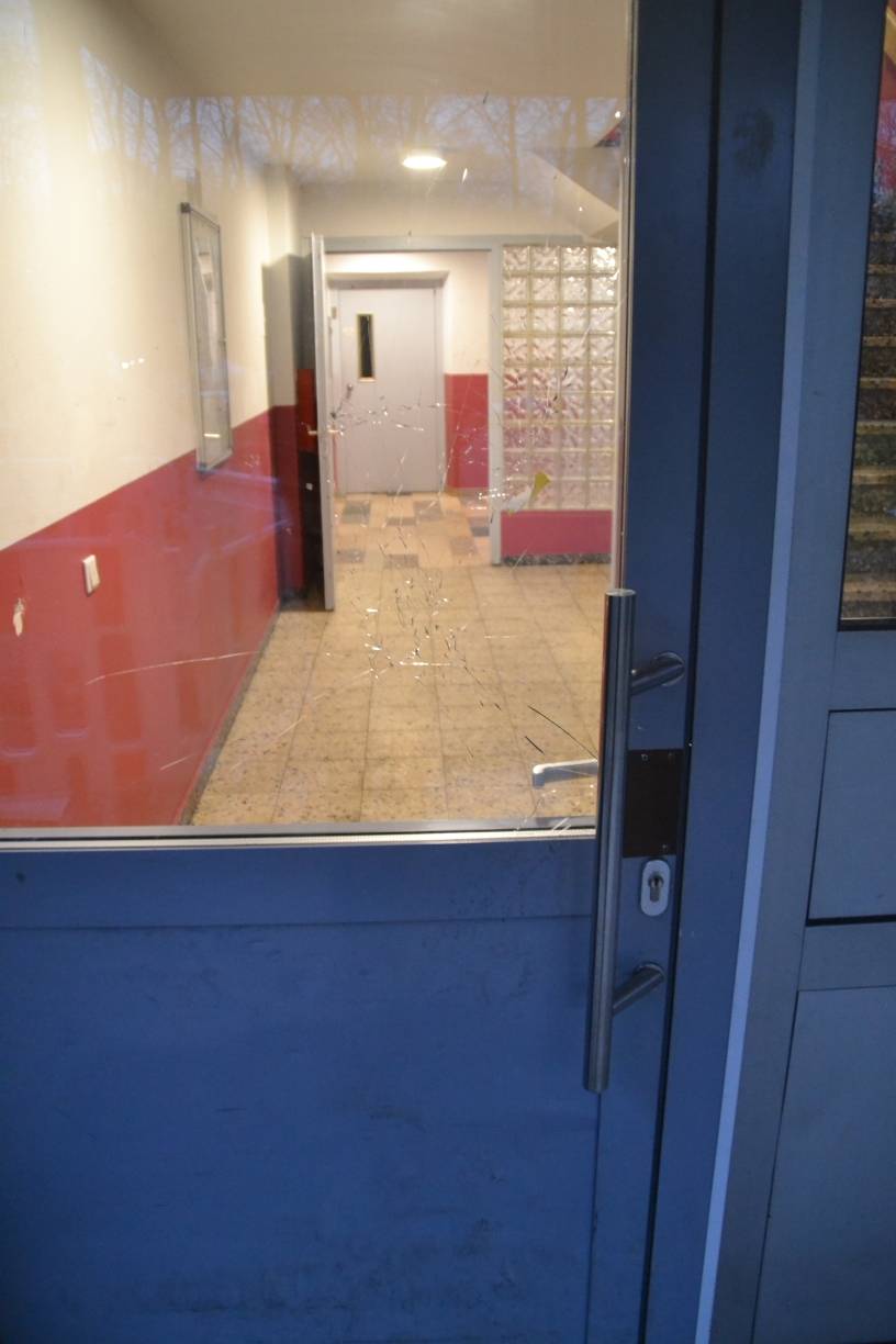  „Tag und Nacht der offenen Tür“. Es gibt bereits „Vandalismus“-Schäden, weil Unbefugte rund um die Uhr in den Flur und in den Keller gelangen können. 