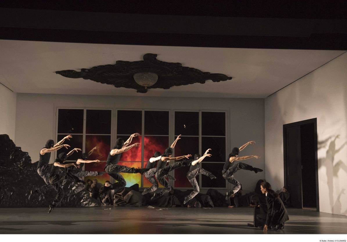  Ungewöhnlich für eine Opernaufführung: Tänzer der Ballettcompagnie peppen die Szenerie auf. In wirbelnden Bewegungen stellen sie die Furien dar, die den Weg zur Unterwelt begleiten. 