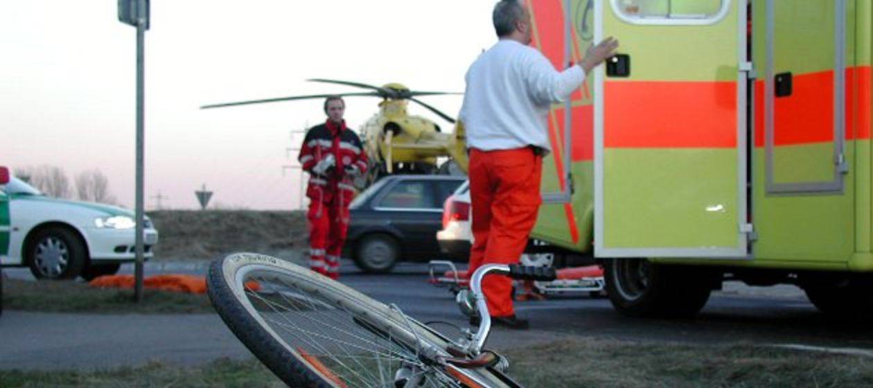 Schwer verletzt: 83-Jährige fährt 85-jährigen Radler an