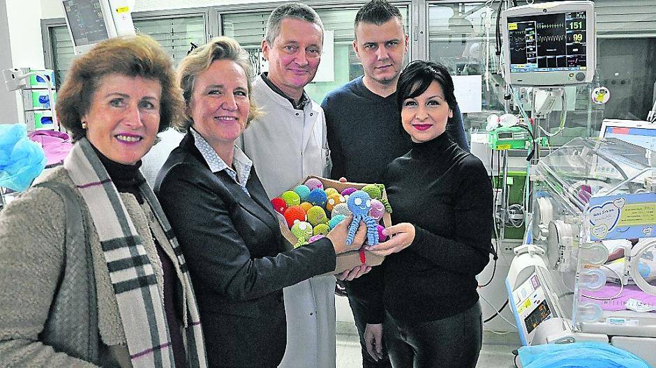 Gabriele Köhler und Ruth Stromberg vom Inner Wheel Clubs Duisburg die gehäkelten Kraken an Prof. Dr. Thorsten Rosenbaum, Chefarzt des Perinatalzentrums der Sana-Kliniken, und die beiden frisch gebackenen Eltern Eldin und Ilderina Halilovic (von links). 