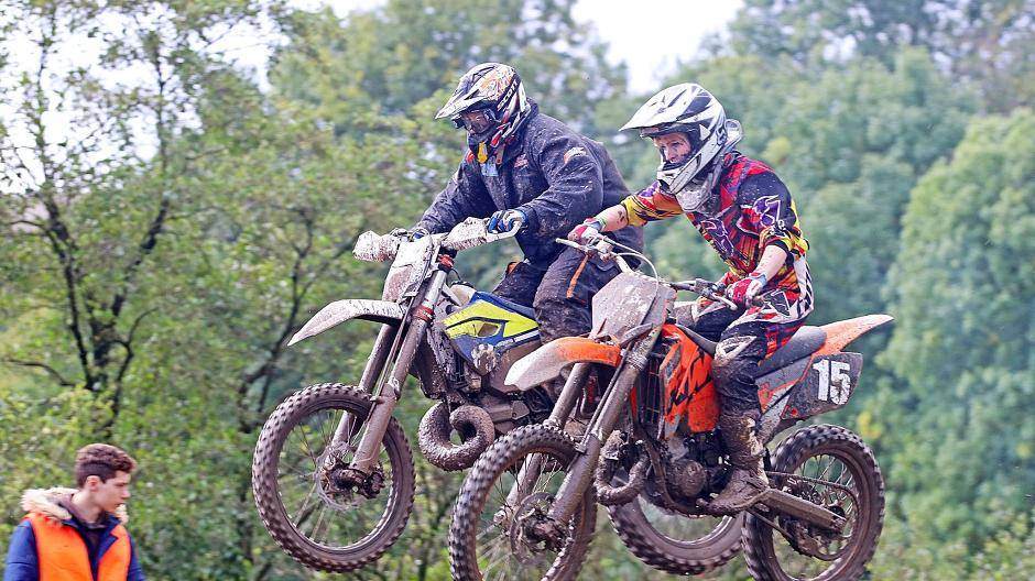 Auf den höher gelegen Streckenteilen war die Piste gut zu befahren und ließ echte Fahrfreude aufkommen. Hier ein gestandener Endurofahrer in voller Montur im „Zweikampf“ mit einem Jung-Motocrosser.