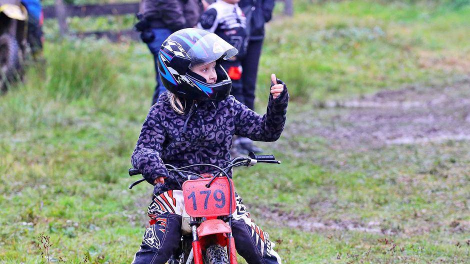  Rund 10 Kinder und Jugendliche kamen frohen Mutes zum Open Track. Beim Fahren auf der schweren Piste hatte sie dann allerdings ihre liebe Mühe.  