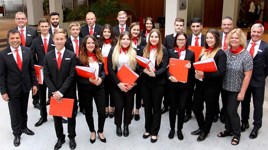 Die Sparkassenvorstände Giovanni Malaponti und Bernd Zibell (links) begrüßten die 16 neuen Azubis. Auch Holger Klucken vom Personalrat, Ausbilderin Sabine Lucas und Personalchef Jürgen Renner (rechts) hießen die jungen Leute im Namen aller Kolleginnen und Kollegen herzlich willkommen.