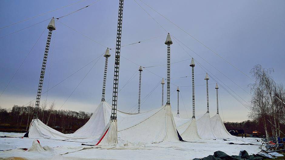 Und dann ging es los: Meter um Meter wuchs das Zelt in die...