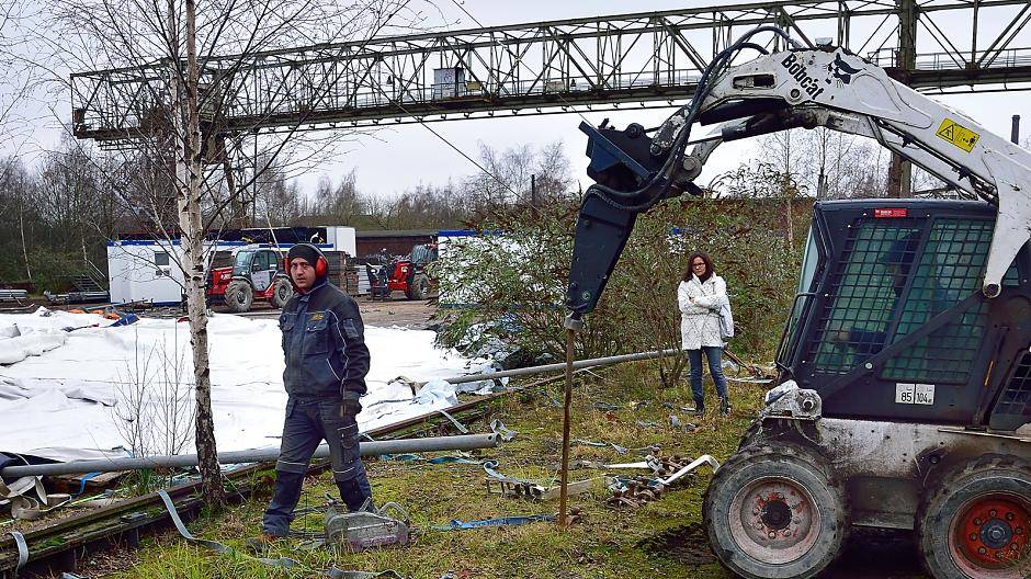 Statt Hammer nagelt eine kleine, fahrbare...