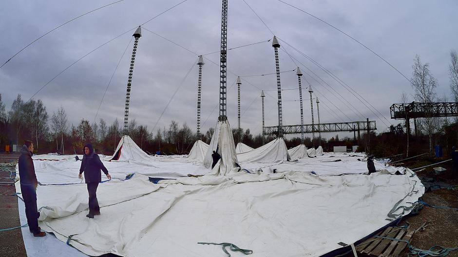 Die Masten standen am frühen Donnerstagmorgen schon. Jetzt musste noch die Zeltplane...