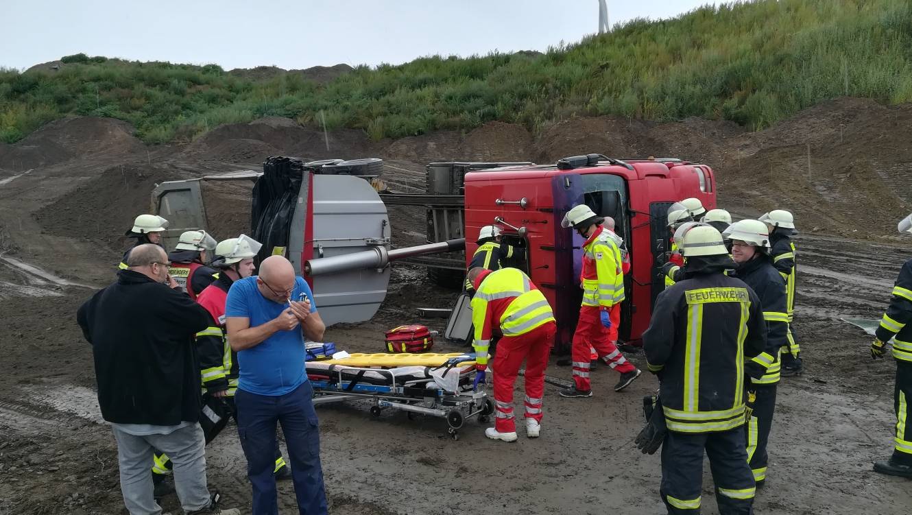 Einsatz in Kiesgrube: LKW stürzt um