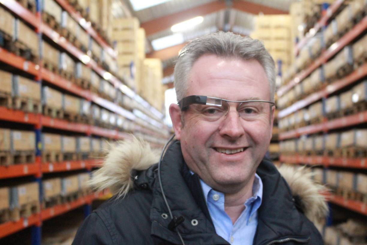 Durchblick: Jürgen Beesen trägt im Lagerraum die digitale Datenbrille. Damit können Warensegmente per Codes identifiziert und Bestellungen per Scan aufgenommen werden. Das erhöht die Sicherheit und spart Aufwand.