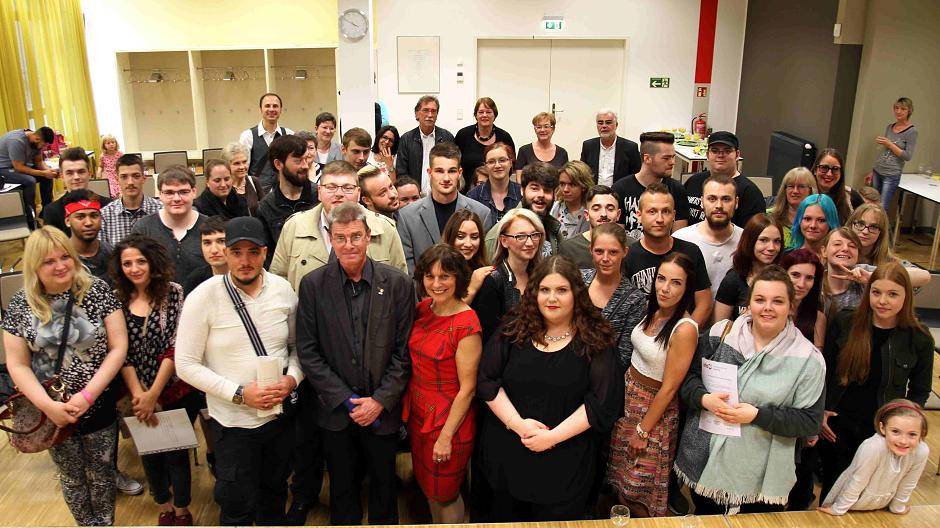 Die erfolgreichen Absolventen des Jahres 2017 im zweiten Bildungsweg an der Vhs Duisburg mit Bildungsdezernent Thomas Krützberg und den Lehrern.
