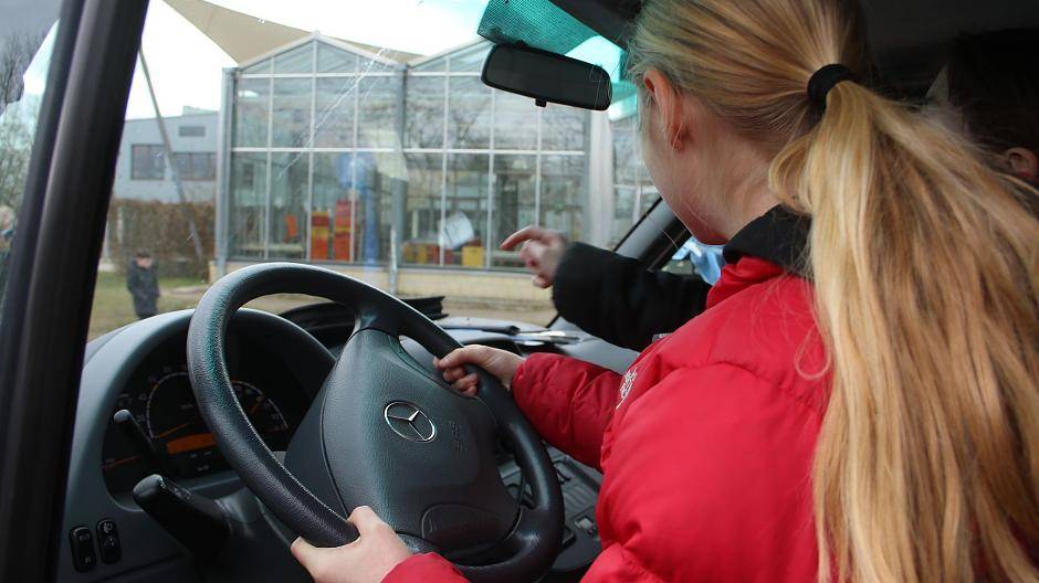 Zoé (11) sitzt zum ersten Mal probeweise hinter einem...