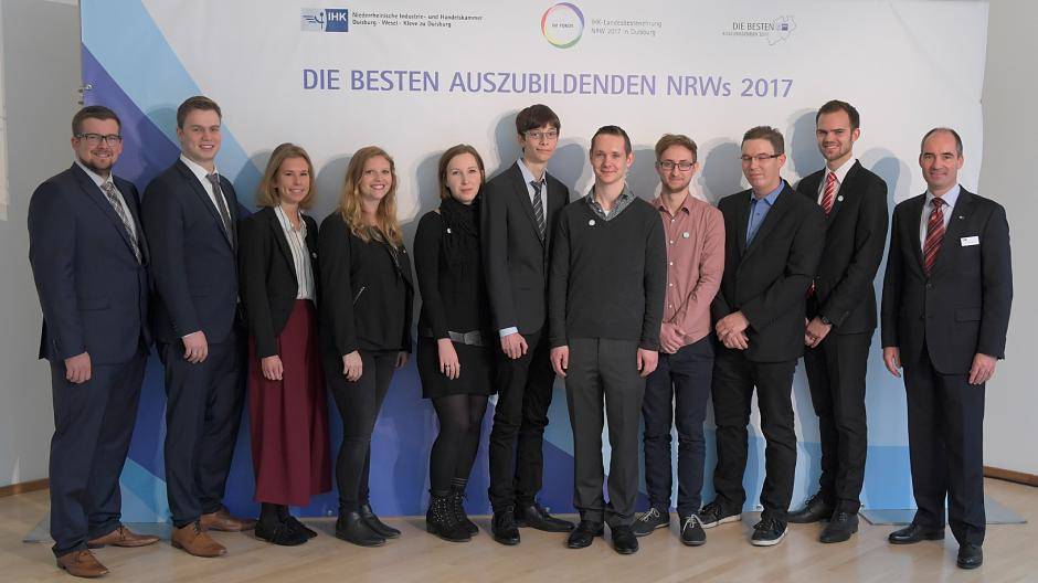  Die Besten aus Duisburg und den Kreisen Wesel und Kleve mit Matthias Wulfert (r.), Geschäftsführer Bildung und Technologie bei der Niederrheinischen IHK. 