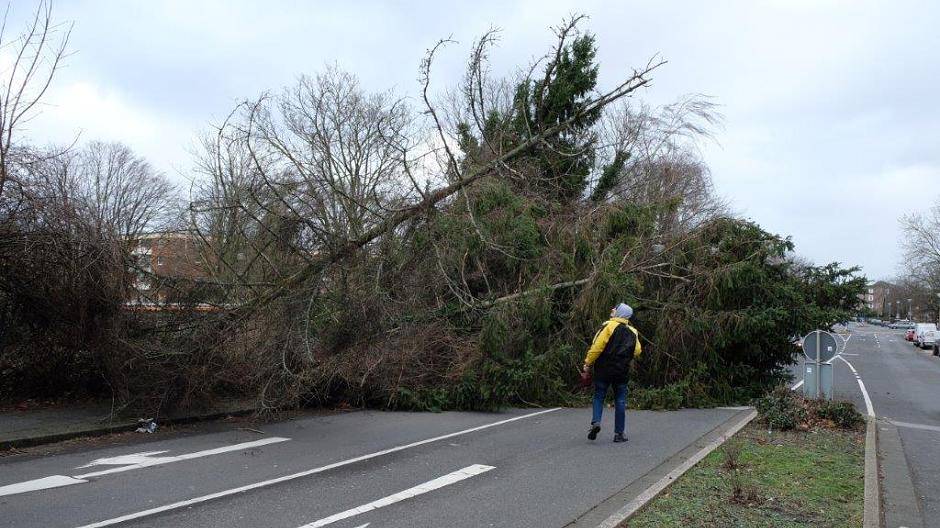 Feuerwehr und Polizei im Dauereinsatz wegen Orkan-Tief