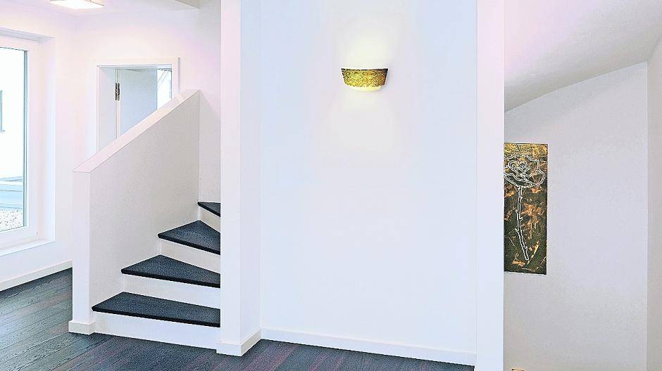  Gut ausgeleuchtet, ohne zu blenden: Elegante Wandleuchten eignen sich für eine Grundbeleuchtung im gesamten Haus. 