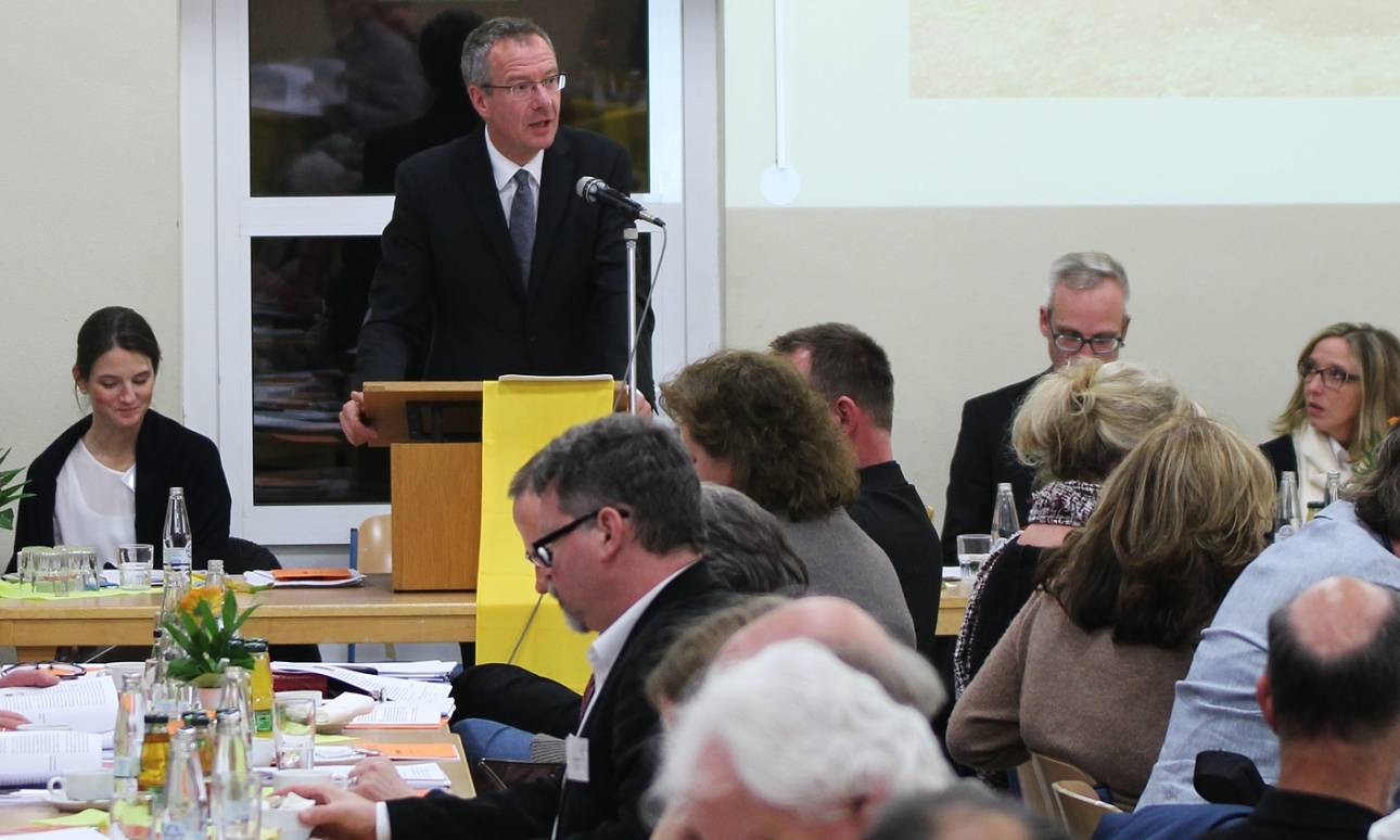 Superintendent Wolfram Syben berichtet der Synode.