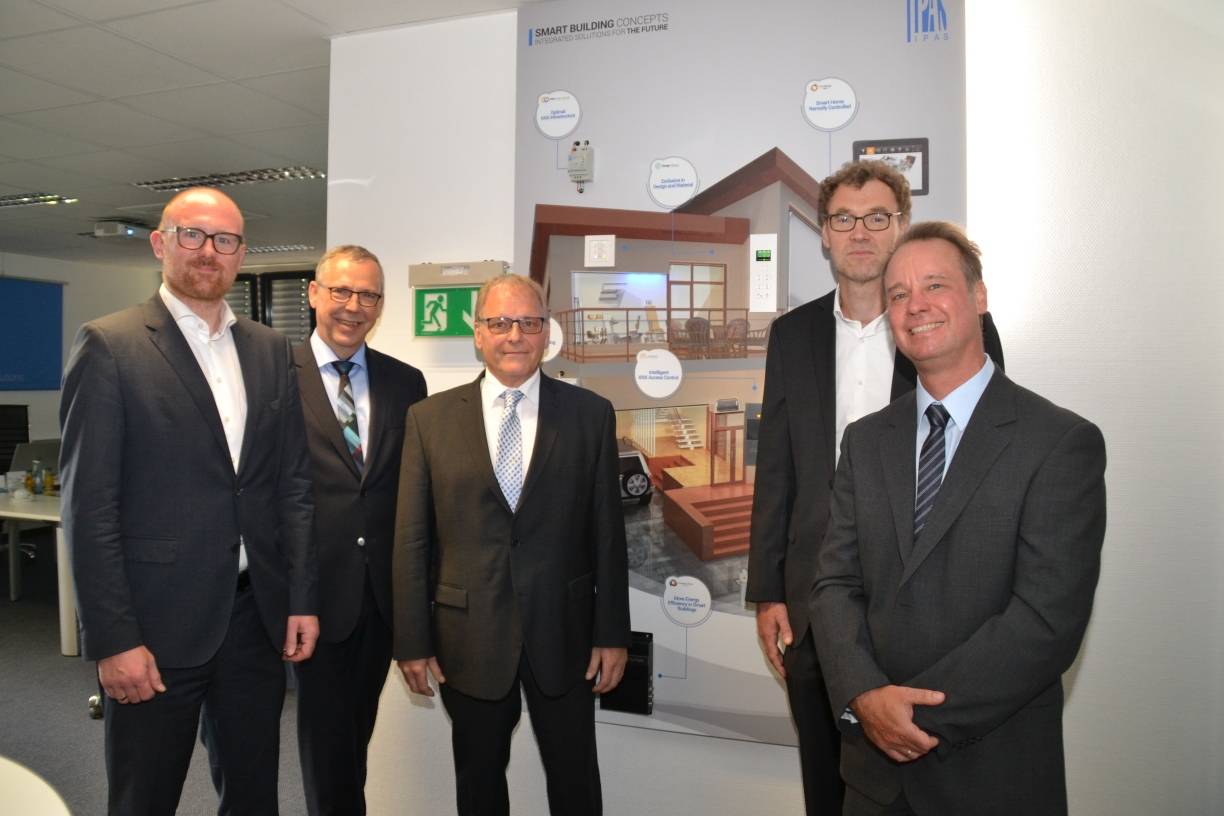 Oberbürgermeister Sören Link, Ralf Meurer, Geschäftsführer der Gesellschaft für Wirtschaftsförderung Duisburg mit den IPAS-Geschäftsführern Klaus Marjan, Thomas Nierhoff und Olaf Russak (vl) sprachen über die IPAS GmbH, die seit mehr als zwanzig Jahren in Duisburg ist.